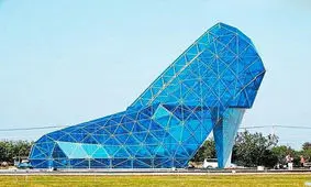 کلیسای جالب شبیه کفش مجلسی زنانه