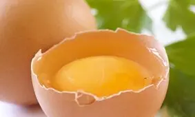 قدم به قدم با تخم مرغ برای رشد بهتر موها