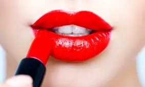 نحوه برجسته کردن لب ها به وسیله آرایش