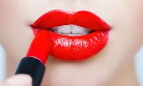 نحوه برجسته کردن لب ها به وسیله آرایش