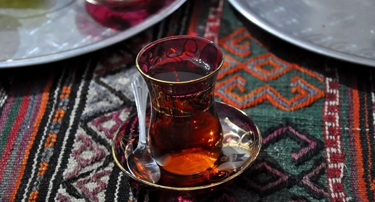 خاصیت نوشیدن چای داغ در روزهای گرم