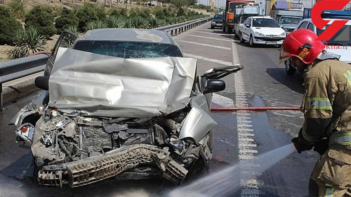 گرفتار شدن راننده در خودروی سواری له شده در آزادگان تهران + عکس