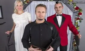 استفاده کردن از اسلحه بجای دسته گل عروس و داماد!