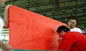 مردی که با اشک چشم هایش می نویسد