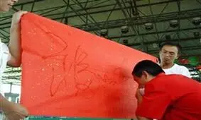 مردی که با اشک چشم هایش می نویسد