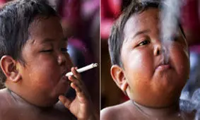 این کودک روزی 40 نخ سیگار می کشد