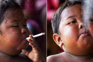 این کودک روزی 40 نخ سیگار می کشد