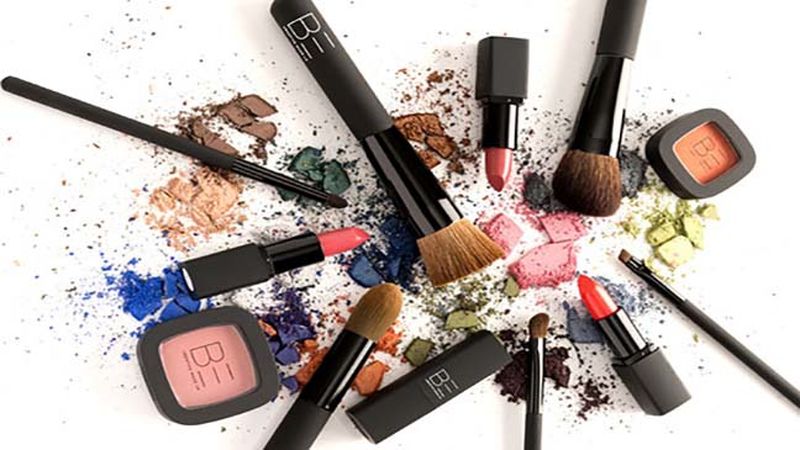 برای لب از رنگهای تند استفاده كنید