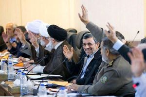 حضور احمدی نژاد در جلسه مجمع تشخیص مصلحت نظام / موافقت احمدی نژاد و لبخند او در لحظه رای گیری