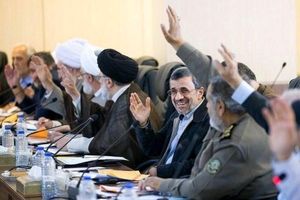 حضور احمدی نژاد در جلسه مجمع تشخیص مصلحت نظام / موافقت احمدی نژاد و لبخند او در لحظه رای گیری