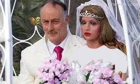 ازدواج بسیار عجیب یک مرد با 9 زن مصنوعی!