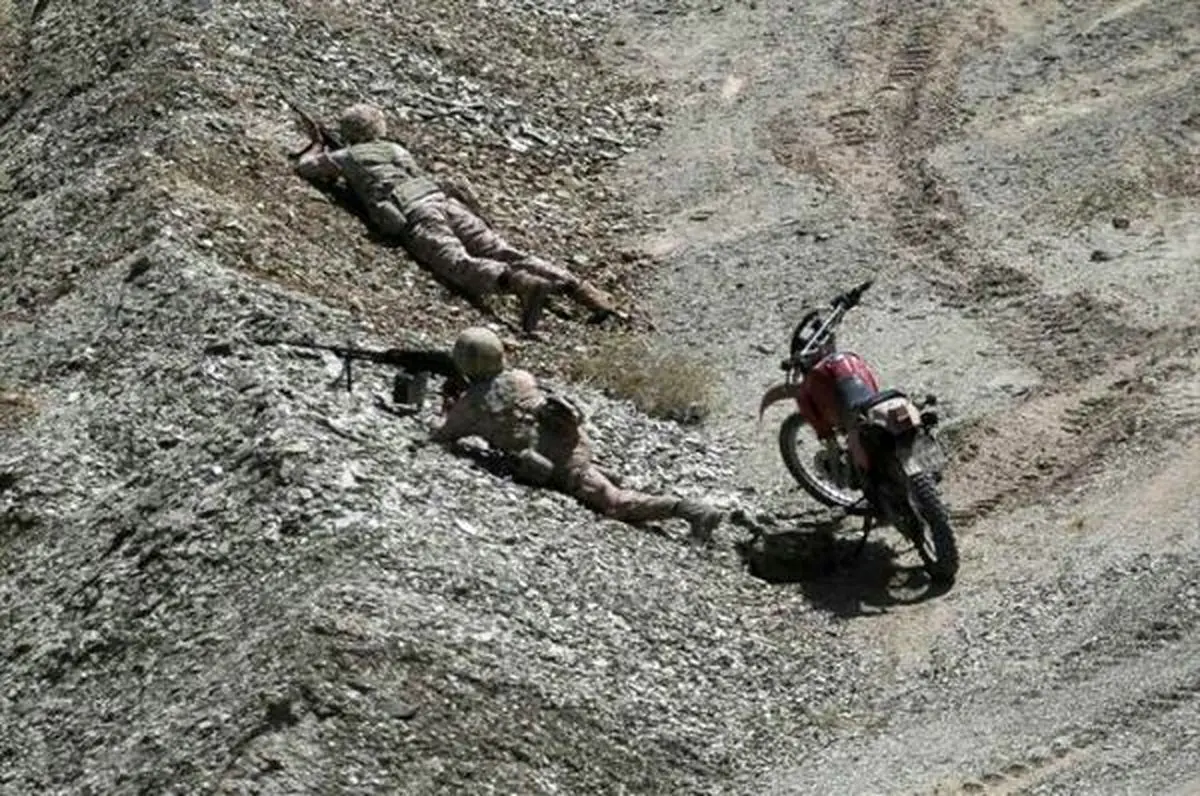 عاملان شهادت ١١ تن از رزمندگان سپاه تحت تعقیب قرار گرفتند