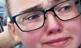 دختر سوئدی مانع پرواز هواپیمای اخراج یک پناهجوی افغان شد