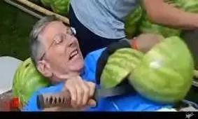 ثبت رکورد نصف کردن هندوانه روی شکم!