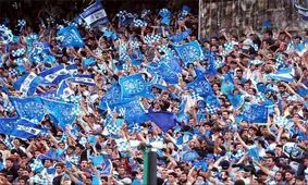 پرتاب بطری از سوی هوادار استقلال به طرف فتحی