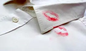 پاک کردن لکه لوازم آرایش از روی لباس