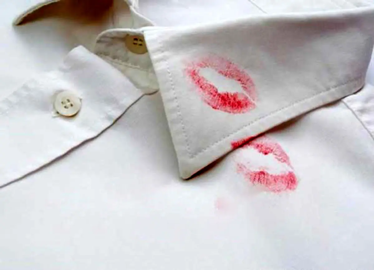 پاک کردن لکه لوازم آرایش از روی لباس