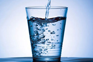 چگونه نوشیدن آب به کاهش وزن کمک می‌کند؟
