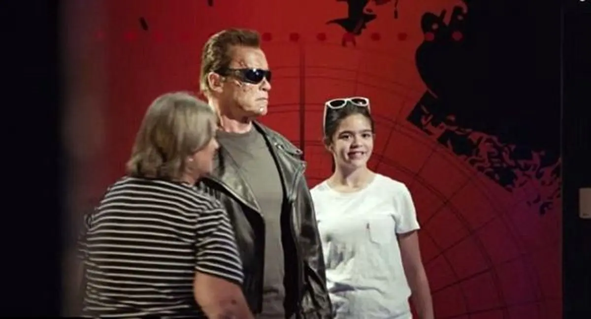 دوربین مخفی مجسمه آرنولد