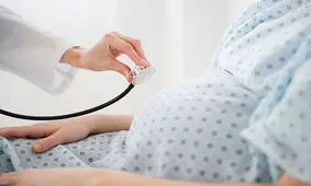 چرا حرکت جنین در شکم مادر احساس نمی‌شود؟