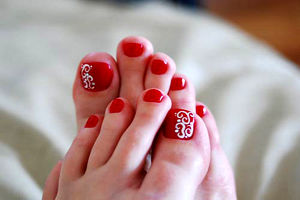 نمونه طراحی های زیبا روی ناخن پا