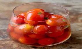 تهیه ترشی گوجه گیلاسی