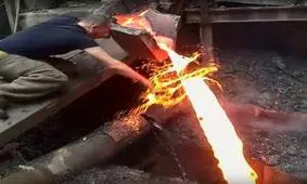 مواد مذاب دست این مرد را نمی سوزاند! + فیلم هیجان انگیز