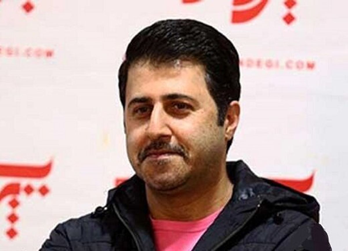 عکسِ هومن حاجیعبداللهی با ژست کارتن خوابی