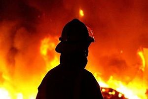 مصدومیت یک آتش‌نشان در حادثه آتش‌سوزی