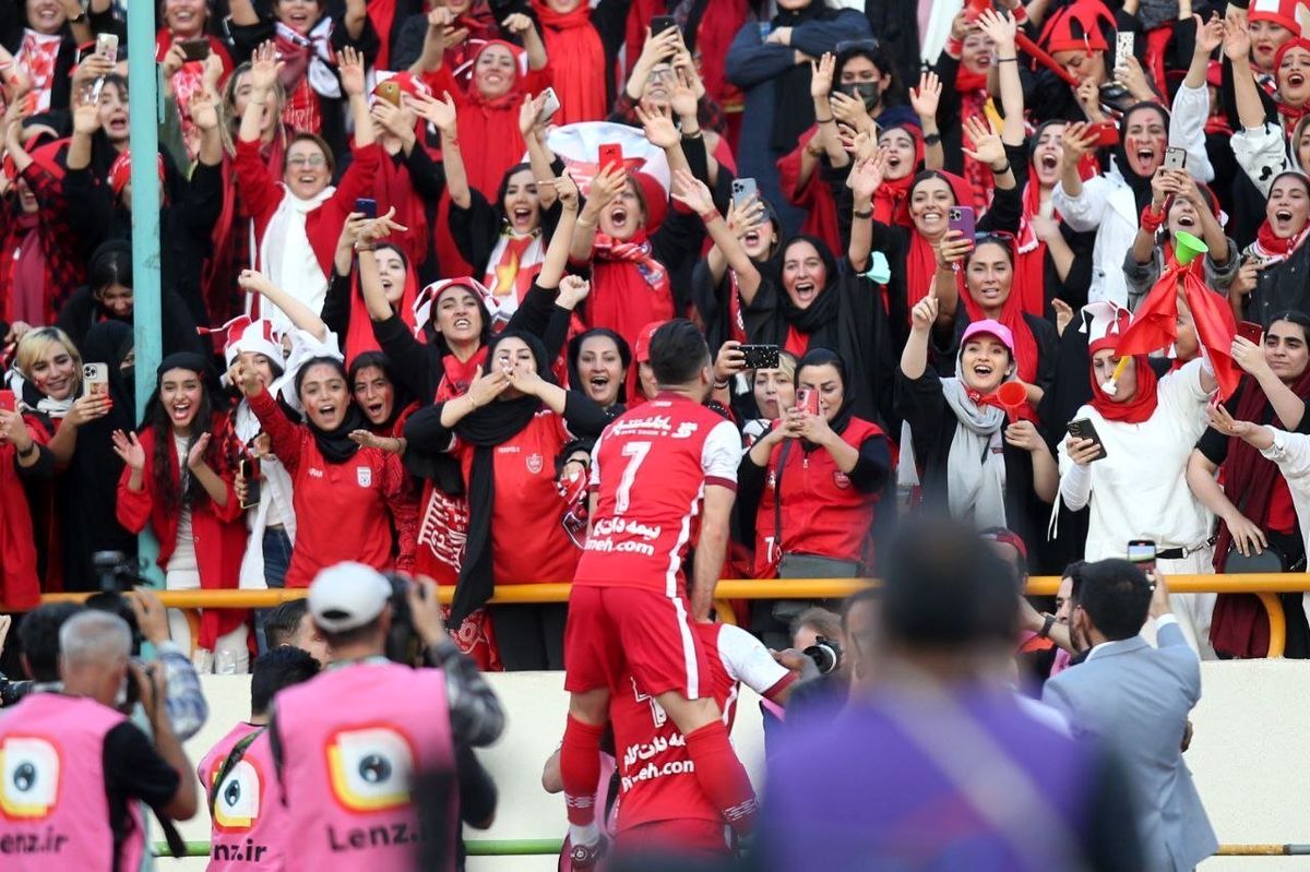 ۲ تماشاگر زن دیدار پرسپولیس و تراکتور بازداشت شدند