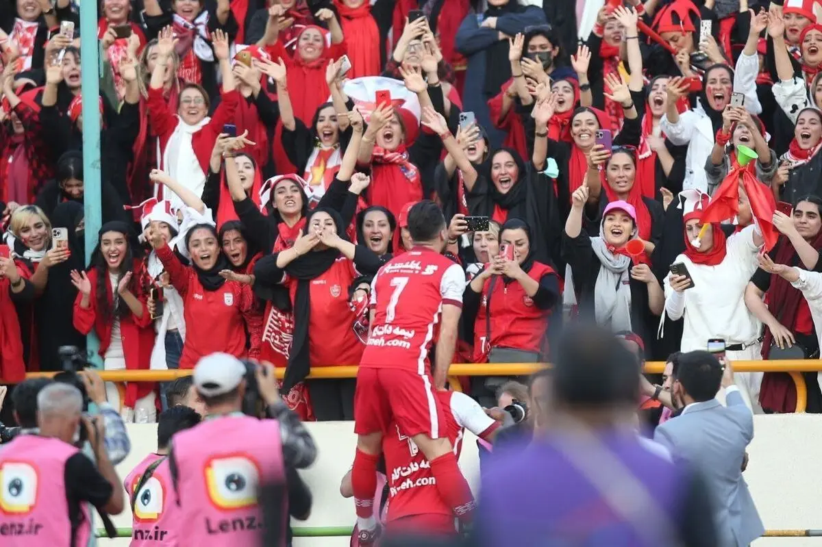 ۲ تماشاگر زن دیدار پرسپولیس و تراکتور بازداشت شدند

