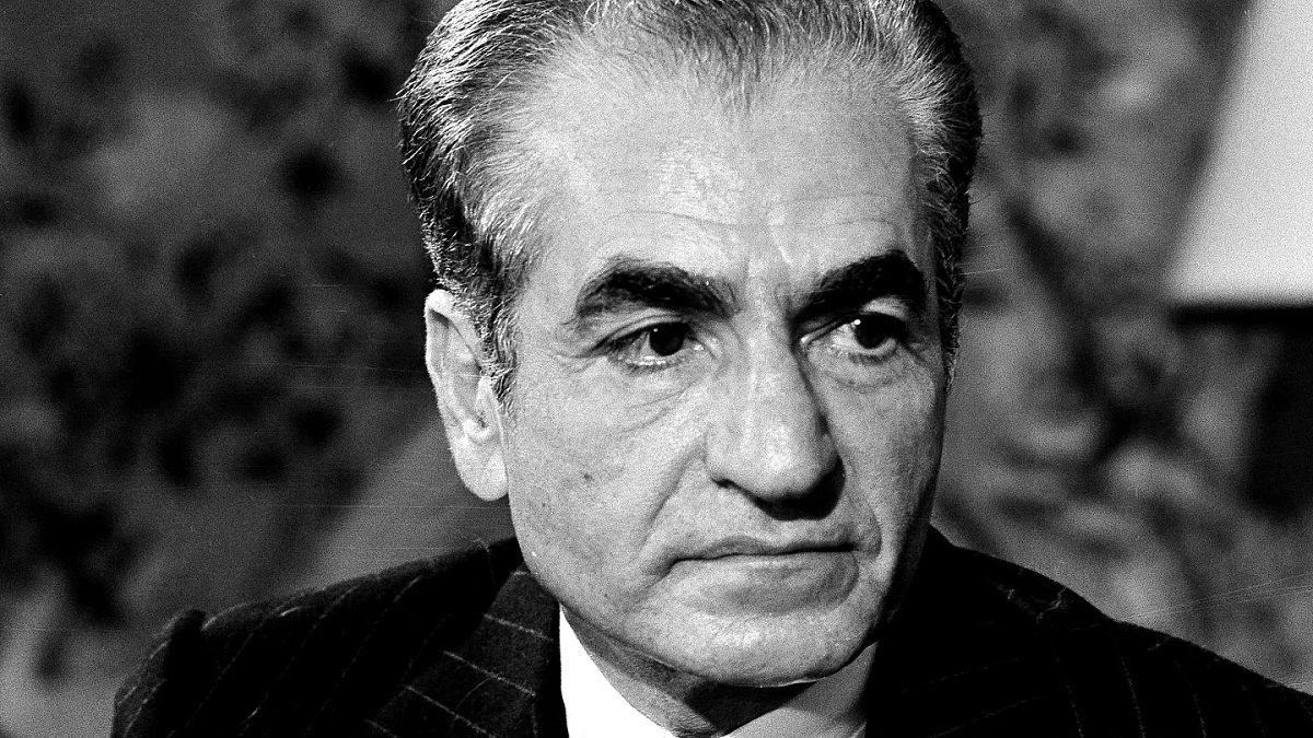 شکایت محمدرضا شاه از جمهوری اسلامی به دلیل انتشار تهمت و درخواست غرامت/ کشته شدن ۱۳۰ مسافر هواپیمای مسافربری کشورمان با کوههای لشکرک تهران