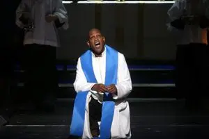 خواننده مشهور با ضربات چاقو در خانه‌اش کشته شد