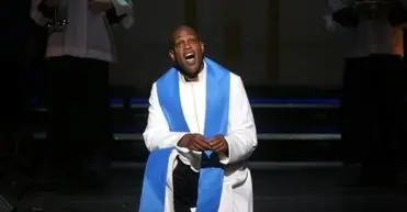 خواننده مشهور با ضربات چاقو در خانه‌اش کشته شد 