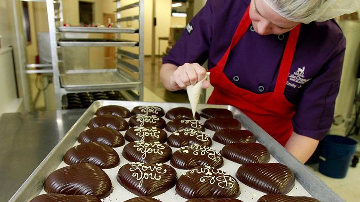 وجود عفونت سالمونلا تولید بزرگترین کارخانه‌ شکلات سازی جهان را متوقف کرد