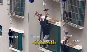 گیر کردن وحشتناک کودک دو ساله در نرده‌های پنجره/ ویدئو