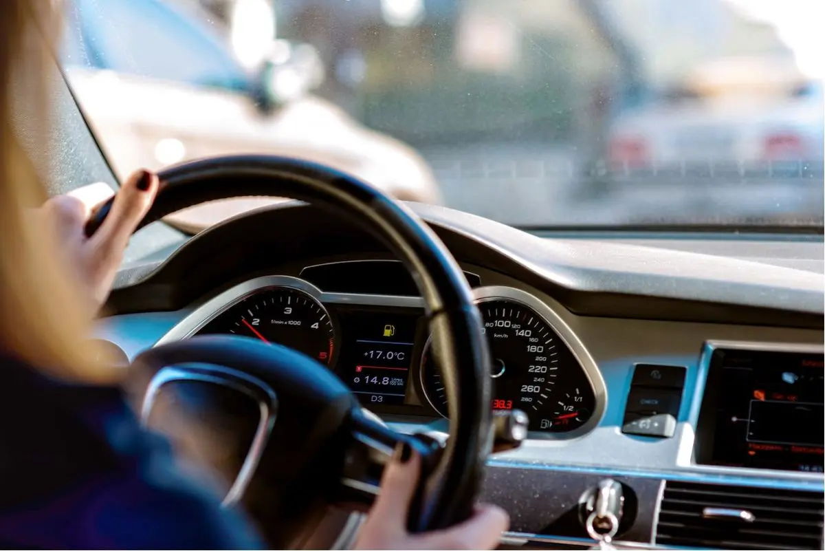 چرا فرمان خودروها در وسط قرار ندارد؟