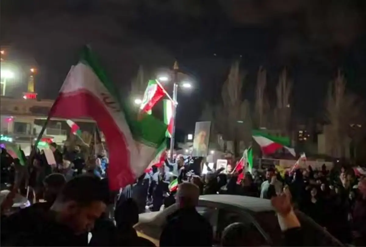 تجمعات مردمی در تهران برای شهادت رهبر انقلاب/ شعارهایی چون «مرگ بر آمریکا»، «مرگ بر اسرائیل»، «مرگ بر وطن‌فروش خائن» و «نه سازش نه تسلیم نبرد با آمریکا» سر داده شد/ ویدئو
