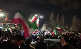 تجمعات مردمی در تهران برای شهادت رهبر انقلاب/ شعارهایی چون «مرگ بر آمریکا»، «مرگ بر اسرائیل»، «مرگ بر وطن‌فروش خائن» و «نه سازش نه تسلیم نبرد با آمریکا» سر داده شد/ ویدئو
