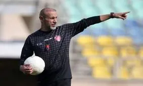 یحیی در کنار کاپیتان محبوبی که حالا مربی است