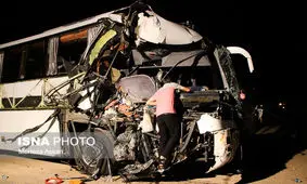 جزئیات بیشتر از برخورد اتوبوس با تریلی در محور اردستان ‌+ عکس