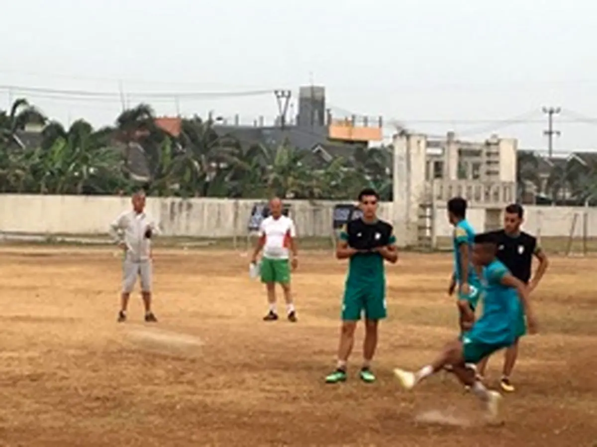 تصویری از تمرین تیم امیدها در زمین‌ خاکی!