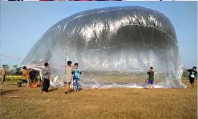 به پرواز درآمدن بالون پلاستیکی به کمک دود آتش!