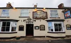 رازی عجیب در حیاط یک خانه ساده ! + تصاویر