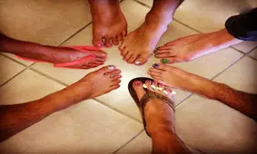 شوخی خنده دار آقایون با ژست خانم ها (عکس)