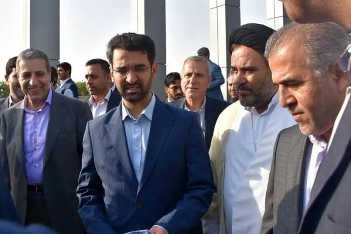 وزیر ارتباطات وارد استان بوشهر شد