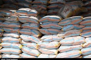 کشف انبار احتکار برنج توسط اطلاعات سپاه رودسر به روایت تصویر