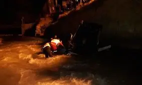 یک فوتی بر اثر سقوط خودرو به رودخانه کرج/جستجو ادامه دارد