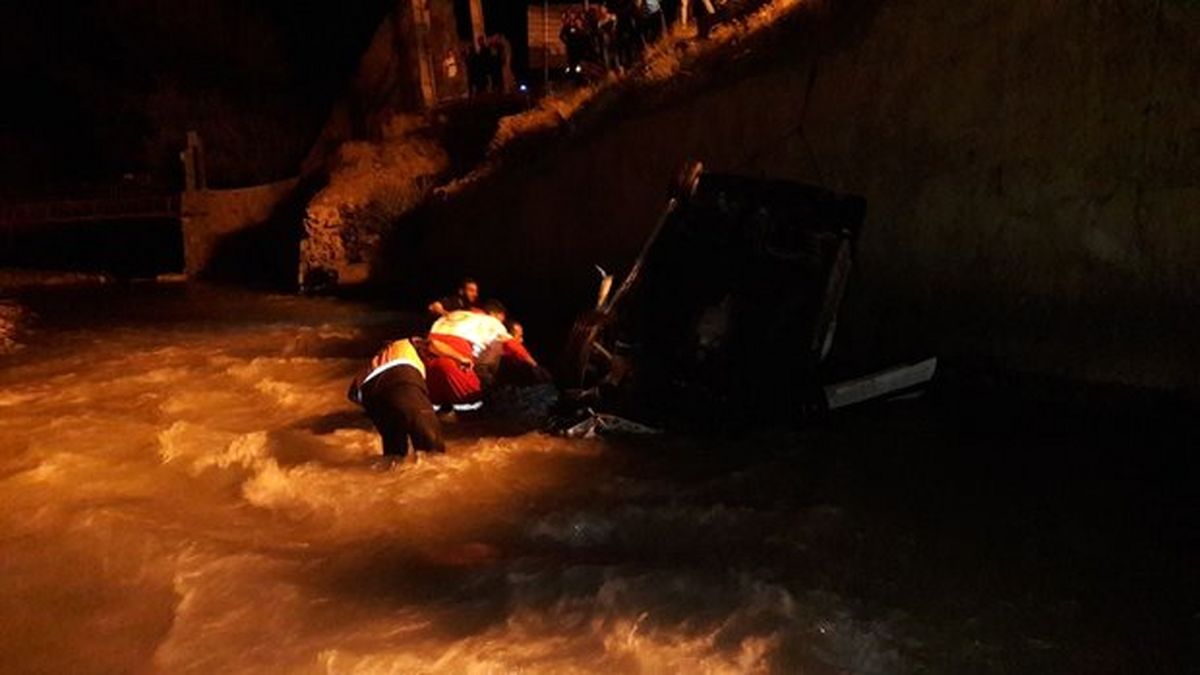 یک فوتی بر اثر سقوط خودرو به رودخانه کرج/جستجو ادامه دارد