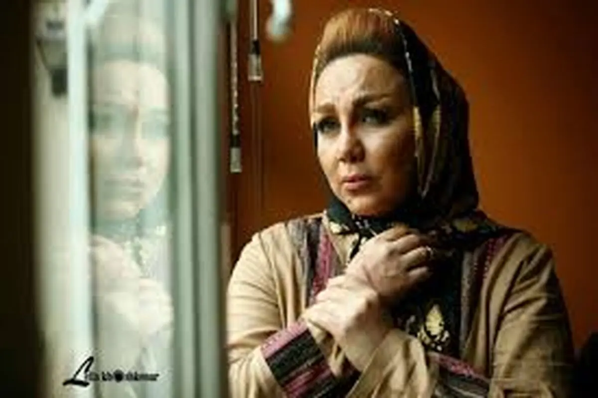 یک خواننده پاپ تیتراژ «همه چی عادیه!» را خواند